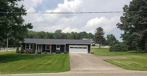 3315 Kinsley Dr NE, Hartville, OH 44632