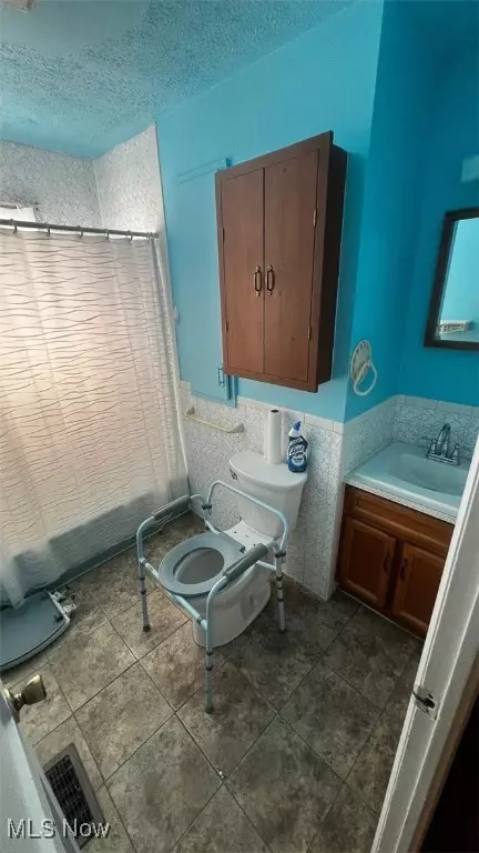 Bath - 1927 Harmont Ave NE, Canton, OH 44705 photo 1 of 1