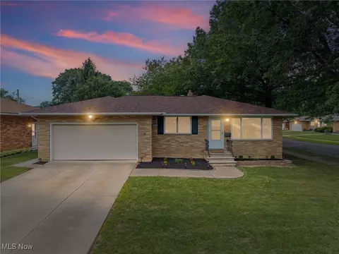 1778 Oaklawn Dr, Parma, OH 44134