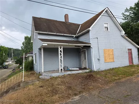 212 Thompson St, Uhrichsville, OH 44683