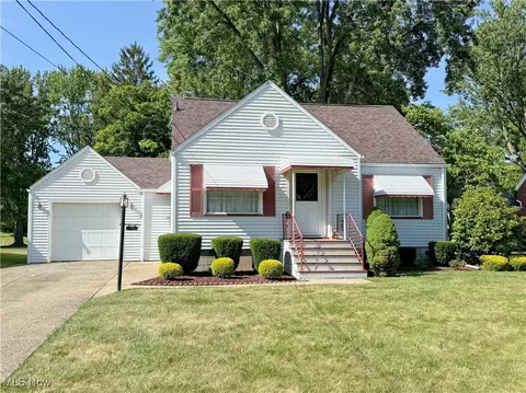 16 Island Dr, Poland, OH 44514