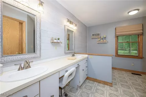 Bath - 6640 Giddings Rd, Rootstown, OH 44272 photo 4 of 7
