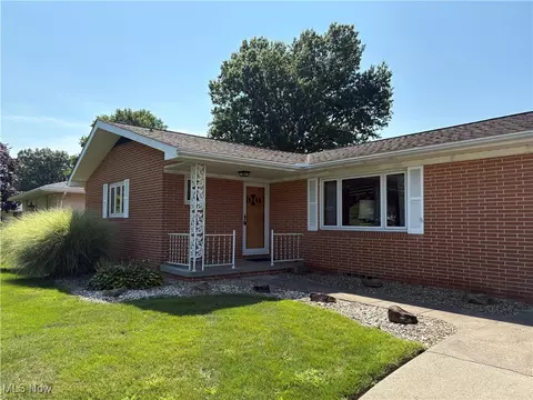 414 E Wills Ave, Dover, OH 44622 photo 2