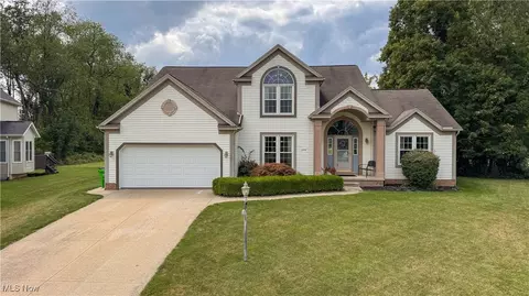 2938 Crown Pointe Dr, Stow, OH 44224