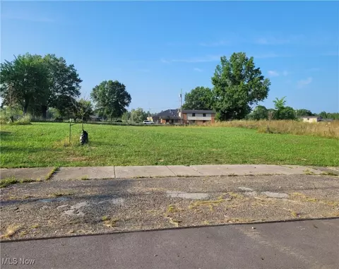 2120 Van Wye St SE, Warren, OH 44484