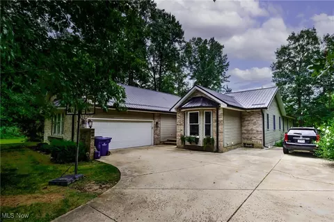 160 Beechwood Dr, Cortland, OH 44410