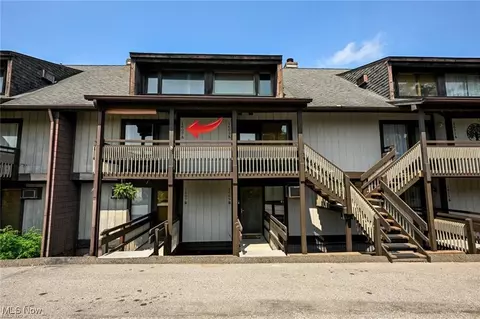 1607 Treetop Trl, Akron, OH 44313