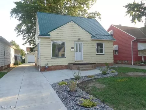 8318 Pinegrove Ave, Parma, OH 44129