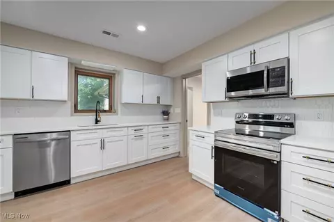 Kitchen - 433 Chestnut Rd, Seven Hills, OH 44131 photo 3 of 4