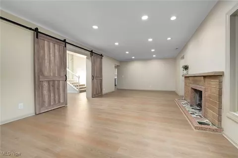 Living - 433 Chestnut Rd, Seven Hills, OH 44131 photo 5 of 9