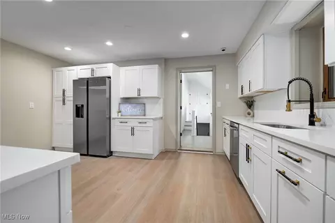 Kitchen - 433 Chestnut Rd, Seven Hills, OH 44131 photo 4 of 4