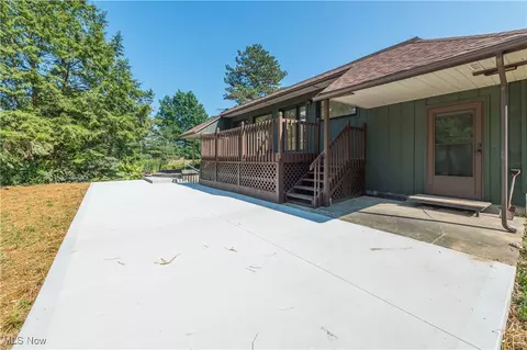 Exterior - 433 Chestnut Rd, Seven Hills, OH 44131 photo 6 of 10