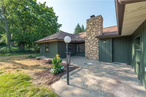 Exterior - 433 Chestnut Rd, Seven Hills, OH 44131 photo 2 of 10