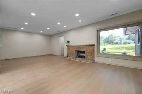 Living - 433 Chestnut Rd, Seven Hills, OH 44131 photo 3 of 9