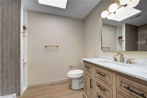 Bath - 433 Chestnut Rd, Seven Hills, OH 44131 photo 1 of 4
