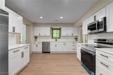Kitchen - 433 Chestnut Rd, Seven Hills, OH 44131 photo 2 of 4