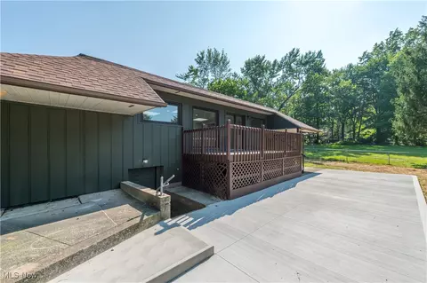 Exterior - 433 Chestnut Rd, Seven Hills, OH 44131 photo 7 of 10