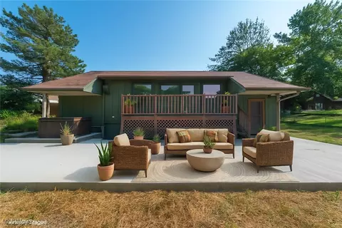 Exterior - 433 Chestnut Rd, Seven Hills, OH 44131 photo 4 of 10