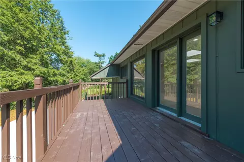 Exterior - 433 Chestnut Rd, Seven Hills, OH 44131 photo 5 of 10