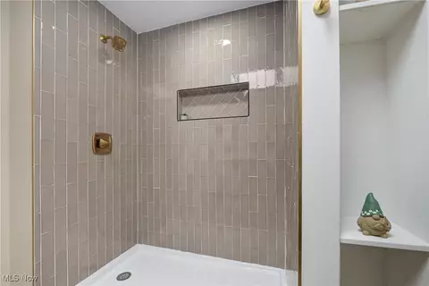 Bath - 433 Chestnut Rd, Seven Hills, OH 44131 photo 2 of 4