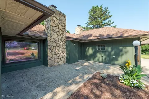 Exterior - 433 Chestnut Rd, Seven Hills, OH 44131 photo 3 of 10