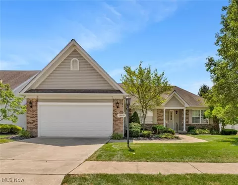 18419 N Winding Oak Dr, Middleburg Heights, OH 44130