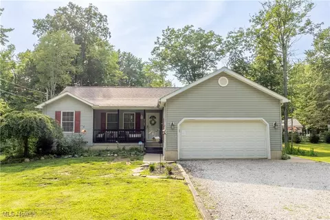 2127 Flame Lake Dr, Roaming Shores, OH 44084