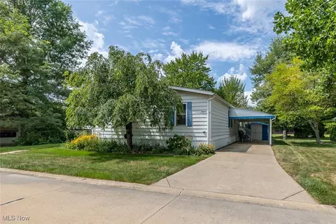 11 Dogwood Ln, Olmsted Twp, OH 44138