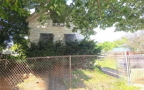 3221 W 56th St, Cleveland, OH 44102