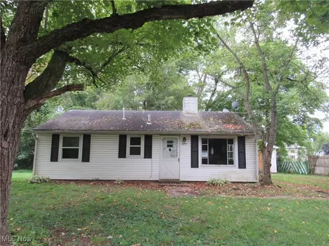 1054 Water St, Newton Falls, OH 44444