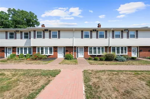 11 Meadowlawn Dr #11, Mentor, OH 44060