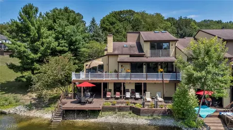211 Lake Terrace Dr, Munroe Falls, OH 44262