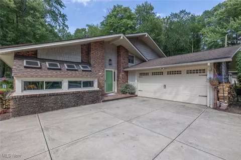 5547 Barton Rd, North Olmsted, OH 44070