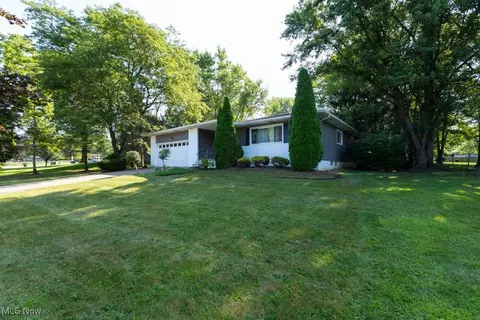 8975 Crow Dr, Macedonia, OH 44056