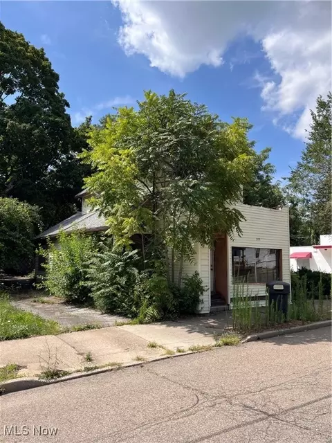 868 N Main St, Akron, OH 44310 photo 2