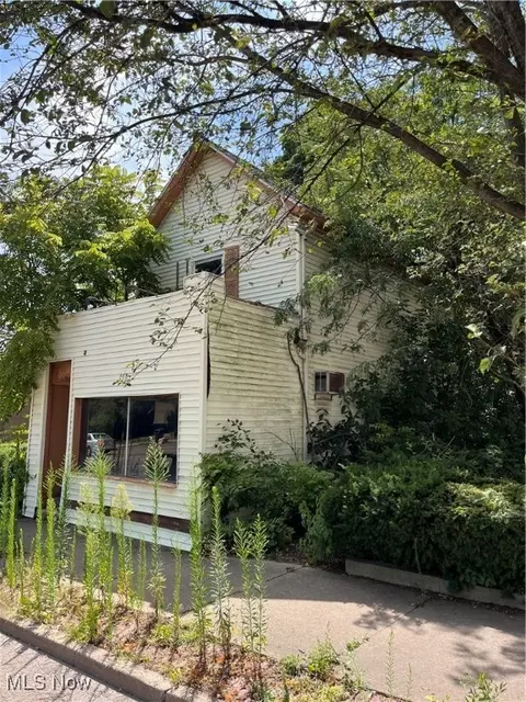 868 N Main St, Akron, OH 44310 photo 1