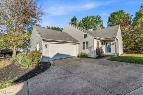 6671 Laurel Ln #142, Olmsted Falls, OH 44138
