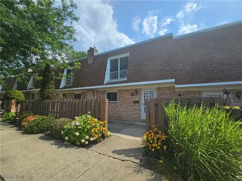 6472 State Rd #J8, Cleveland, OH 44134