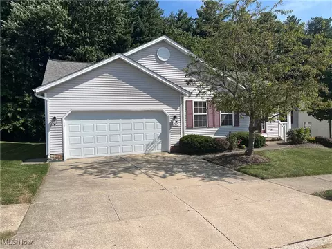 302 Bridgewater Ln, Chardon, OH 44024