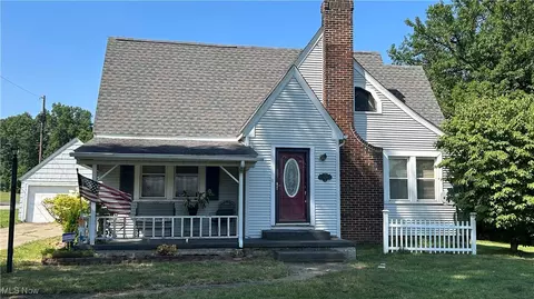 924 Churchill Rd, Girard, OH 44420