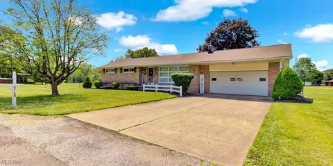 5168 Willow Dr NW, Malvern, OH 44644