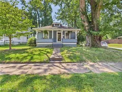 819 W 4th St, Williamstown, WV 26187