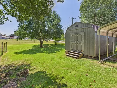 Exterior - 819 W 4th St, Williamstown, WV 26187 photo 2 of 3