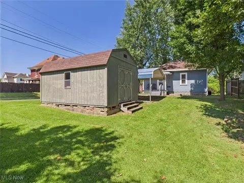Exterior - 819 W 4th St, Williamstown, WV 26187 photo 3 of 3