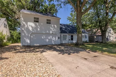 4915 Beachwood Dr, Sheffield Lake, OH 44054