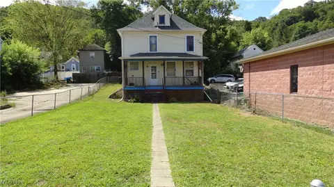 122 Carolina Ave, Chester, WV 26034