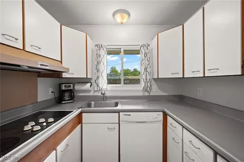 Kitchen - 525 Beeler Dr, Berea, OH 44017 photo 1 of 4