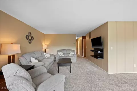 Living - 525 Beeler Dr, Berea, OH 44017 photo 4 of 5