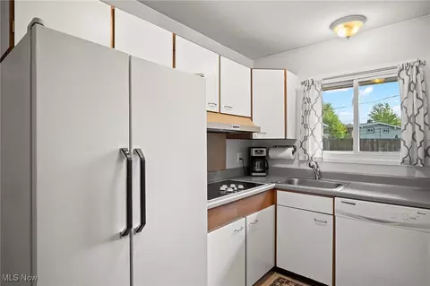 Kitchen - 525 Beeler Dr, Berea, OH 44017 photo 2 of 4