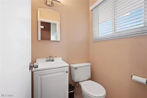 Bath - 525 Beeler Dr, Berea, OH 44017 photo 3 of 3